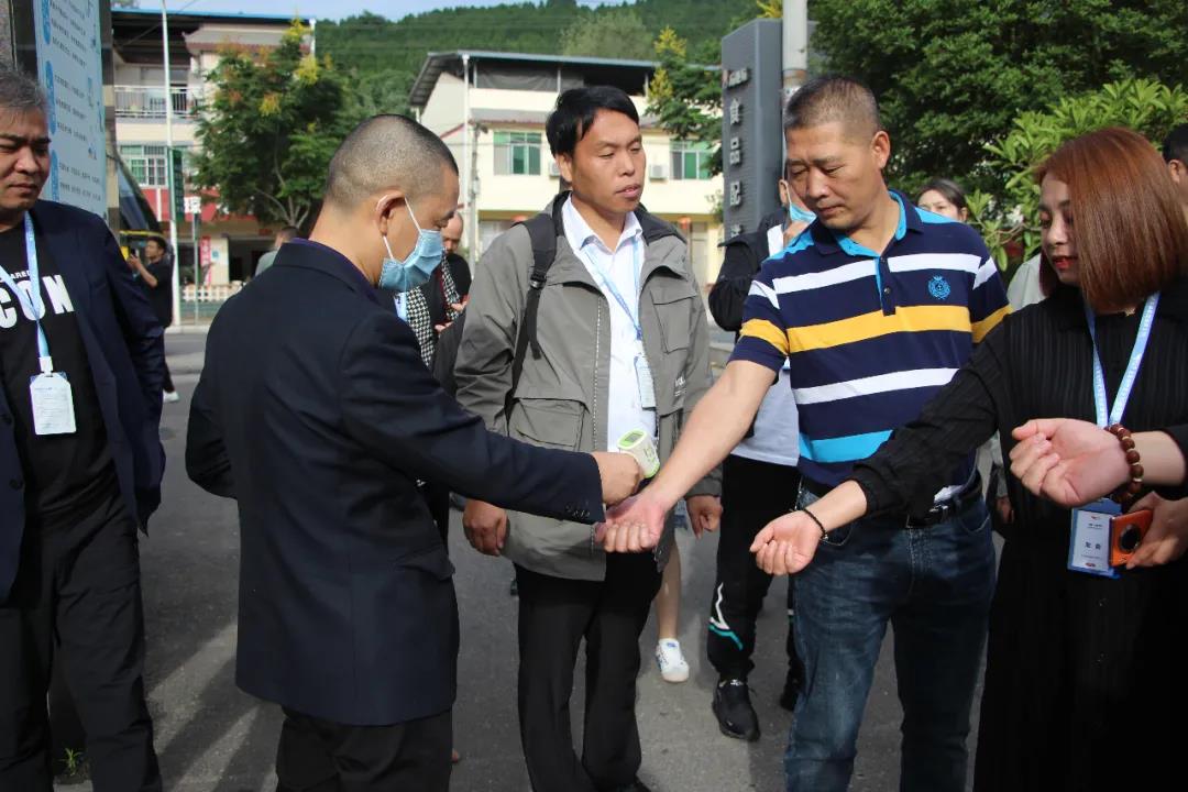 点击新窗口打开大图